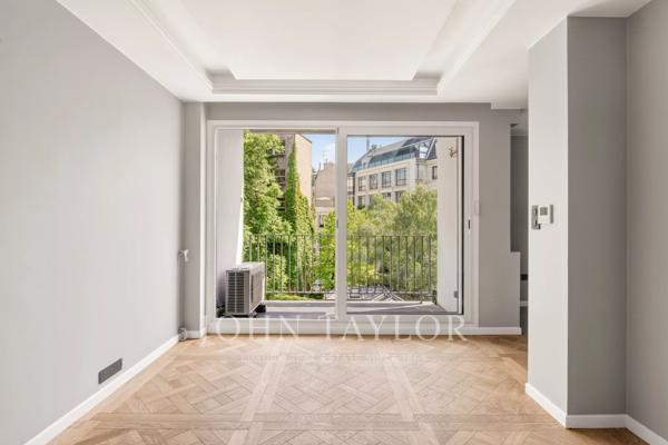 Place François 1er - Grand 2 pièces refait à neuf avec un balcon