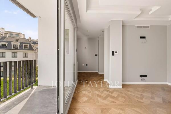 Place François 1er - Grand 2 pièces refait à neuf avec un balcon