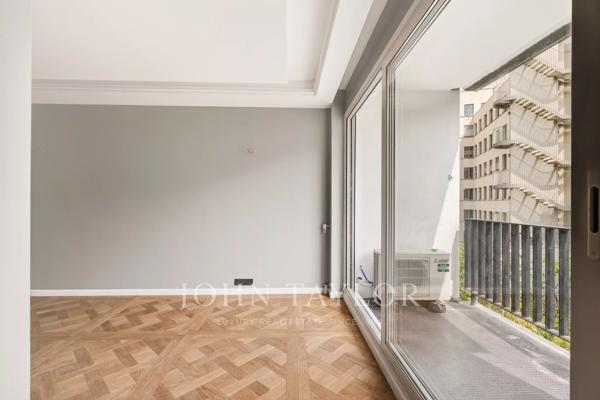 Place François 1er - Grand 2 pièces refait à neuf avec un balcon