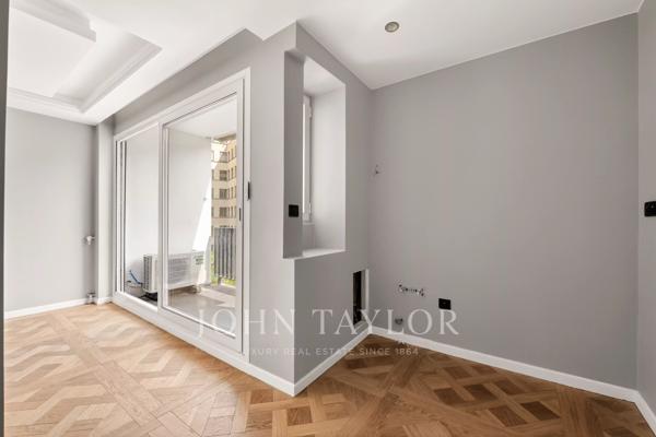 Place François 1er - Grand 2 pièces refait à neuf avec un balcon