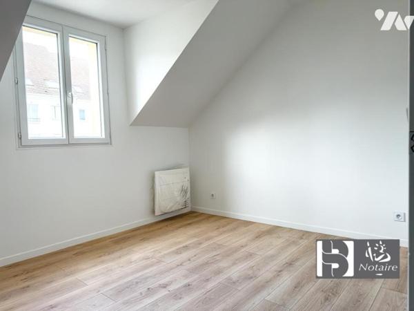 Duplex 63 m², 2 chambres, rénové, hyper centre Meaux, proche gare et commerces.