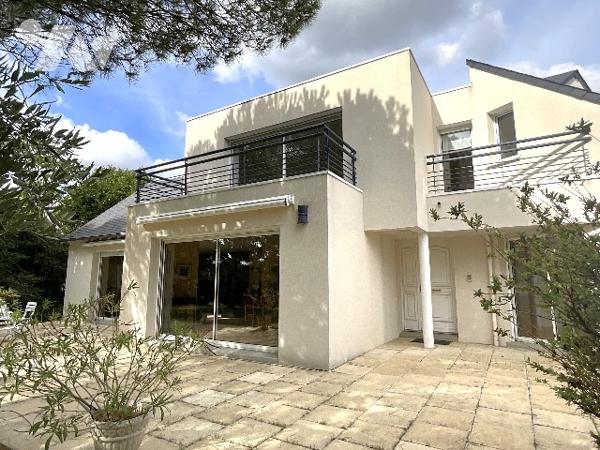 SAINT ANTOINE DU ROCHER (37360) - Maison contemporaine au bord du golf Ardrée