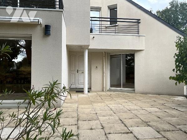 SAINT ANTOINE DU ROCHER (37360) - Maison contemporaine au bord du golf Ardrée