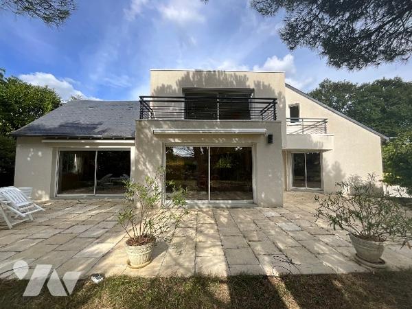 SAINT ANTOINE DU ROCHER (37360) - Maison contemporaine au bord du golf Ardrée