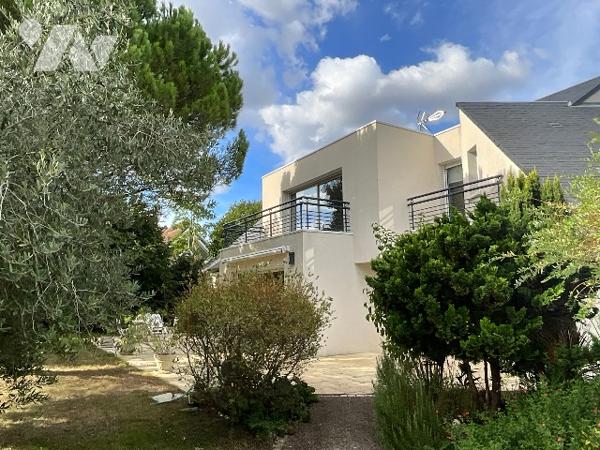 SAINT ANTOINE DU ROCHER (37360) - Maison contemporaine au bord du golf Ardrée