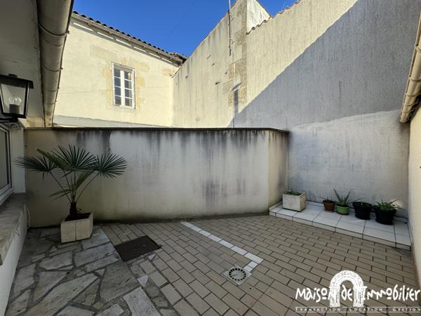 Location Maison de ville meublée - 2 pièces - 36m² - Cour et garage - COGNAC