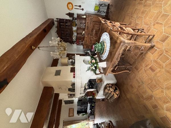 Beaucaire maison d'environ 265 m² sur un terrain clos et arboré de 8300 m².