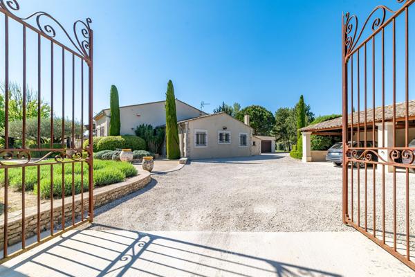 Aux portes de Saint-Rémy-de-Provence, propriété d’exception de 320 m² dans un écrin paysager de plus
