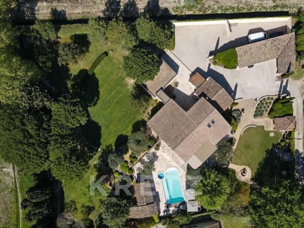 Aux portes de Saint-Rémy-de-Provence, propriété d’exception de 320 m² dans un écrin paysager de plus