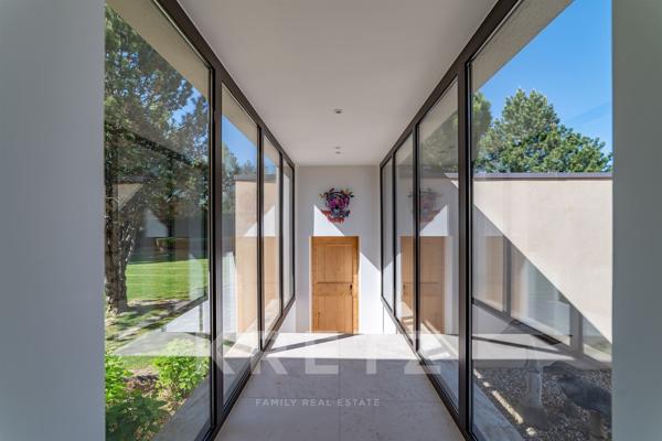 Aux portes de Saint-Rémy-de-Provence, propriété d’exception de 320 m² dans un écrin paysager de plus