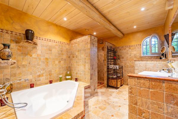 Aux portes de Saint-Rémy-de-Provence, propriété d’exception de 320 m² dans un écrin paysager de plus