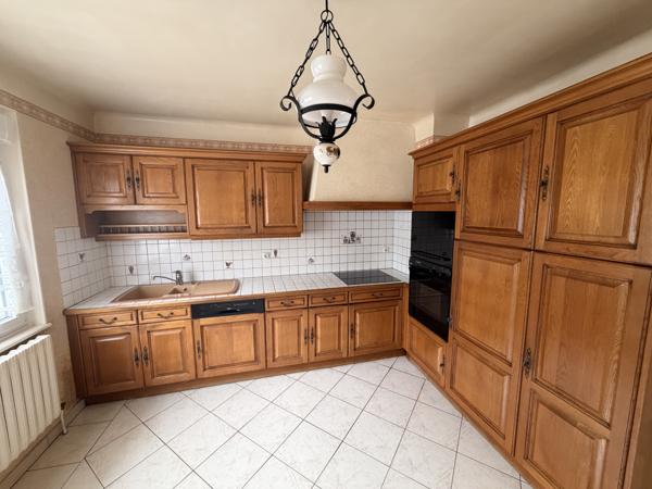 EMPLACEMENT IDEAL pour cette Grande maison située au centre