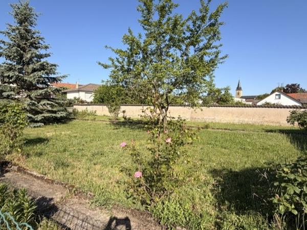 EMPLACEMENT IDEAL pour cette Grande maison située au centre