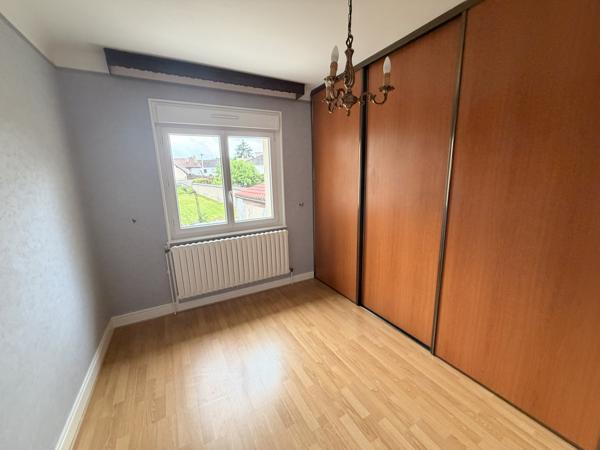 EMPLACEMENT IDEAL pour cette Grande maison située au centre