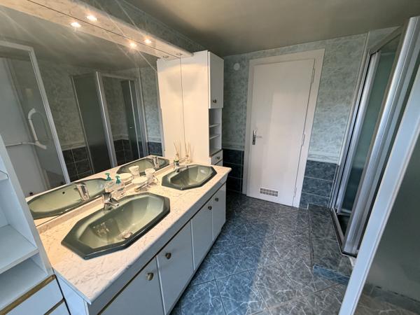 EMPLACEMENT IDEAL pour cette Grande maison située au centre