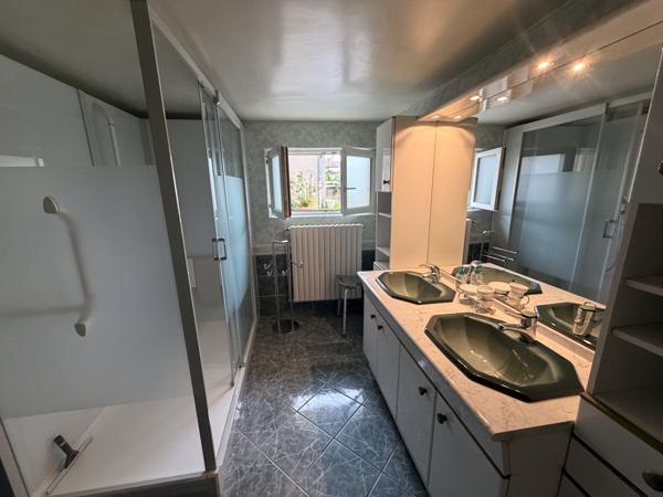 EMPLACEMENT IDEAL pour cette Grande maison située au centre