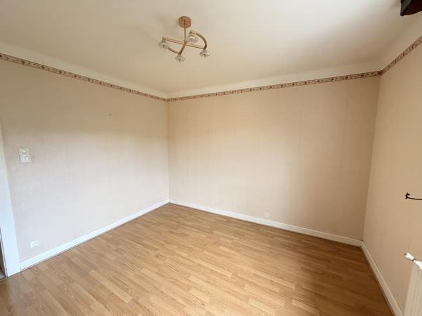 EMPLACEMENT IDEAL pour cette Grande maison située au centre