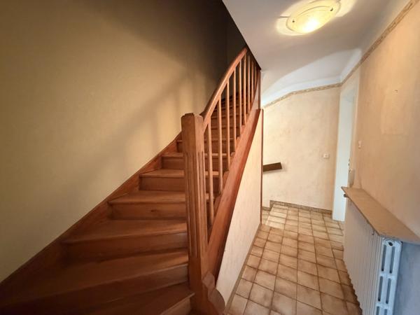EMPLACEMENT IDEAL pour cette Grande maison située au centre