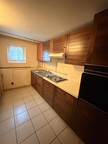 EMPLACEMENT IDEAL pour cette Grande maison située au centre