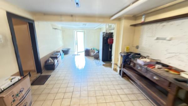 EMPLACEMENT IDEAL pour cette Grande maison située au centre
