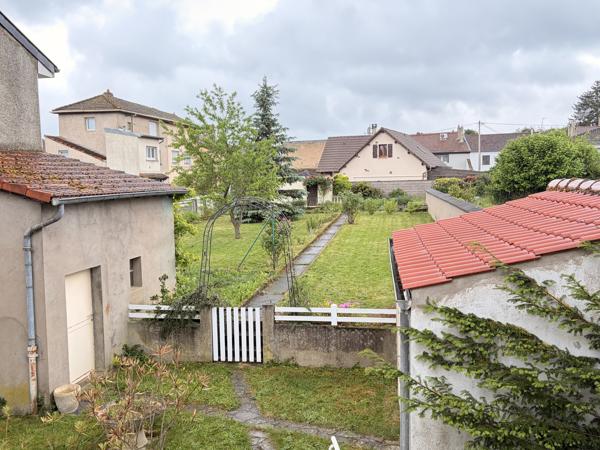 EMPLACEMENT IDEAL pour cette Grande maison située au centre