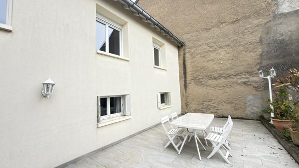 EMPLACEMENT IDEAL pour cette Grande maison située au centre