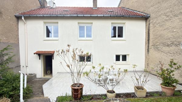 EMPLACEMENT IDEAL pour cette Grande maison située au centre