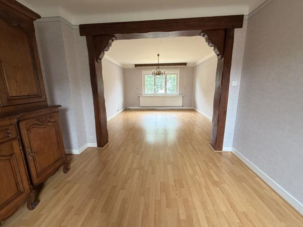 EMPLACEMENT IDEAL pour cette Grande maison située au centre