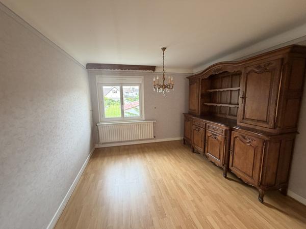 EMPLACEMENT IDEAL pour cette Grande maison située au centre