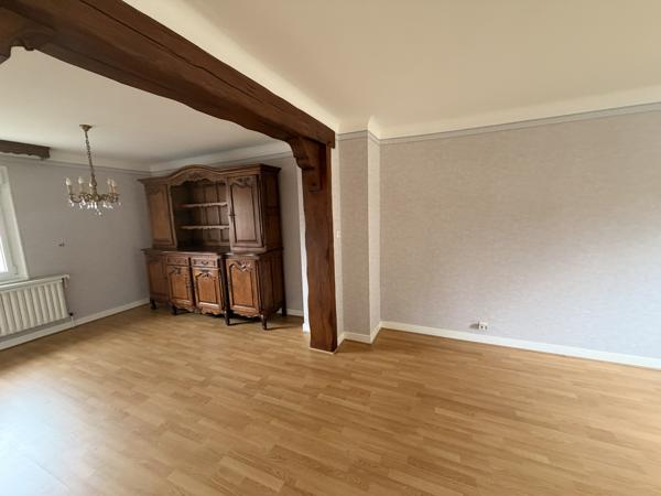 EMPLACEMENT IDEAL pour cette Grande maison située au centre