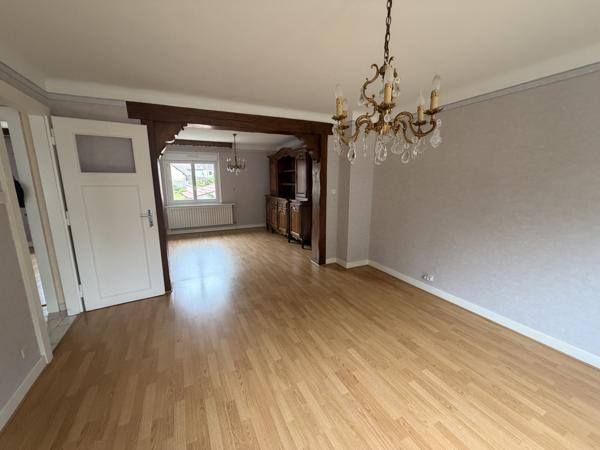 EMPLACEMENT IDEAL pour cette Grande maison située au centre