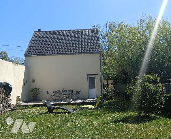 Venez découvrir cette maison rénovée de type F3 sur les hauteurs de Souppes-sur-Loing dans le h...