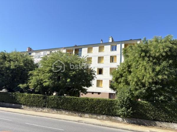Appartement T3 (55 m²) en très bon état (2 chambres) dans la résidence la Colette en pleine rénovation (isolation façade par l'extérieur, peinture , volet , VMC, porte d'entrée sécurisé, cage d'escalier refaite, tous ces travaux sont déjà financer par le vendeur. Ce quartier réhabiliter a un nouveau souffle.
A deux pas du centre ville a pied et proches des commerces (boulangerie, pharmacie, tabac, bar et parc de Drouille, écoles).
Une cave viens compléter ce bien.
Barriere de sécurité a l'entrée.
Faciliter pour ce garer.
Très peu de charge 140 par trimestre 
Premier achat ou locatif.
Petit budget. A saisir.