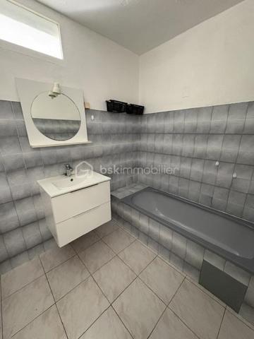 Appartement T3 (55 m²) en très bon état (2 chambres) dans la résidence la Colette en pleine rénovation (isolation façade par l'extérieur, peinture , volet , VMC, porte d'entrée sécurisé, cage d'escalier refaite, tous ces travaux sont déjà financer par le vendeur. Ce quartier réhabiliter a un nouveau souffle.
A deux pas du centre ville a pied et proches des commerces (boulangerie, pharmacie, tabac, bar et parc de Drouille, écoles).
Une cave viens compléter ce bien.
Barriere de sécurité a l'entrée.
Faciliter pour ce garer.
Très peu de charge 140 par trimestre 
Premier achat ou locatif.
Petit budget. A saisir.