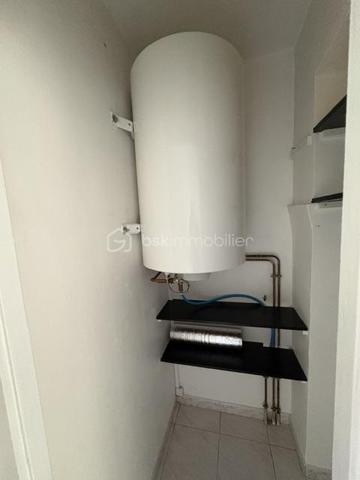 Appartement T3 (55 m²) en très bon état (2 chambres) dans la résidence la Colette en pleine rénovation (isolation façade par l'extérieur, peinture , volet , VMC, porte d'entrée sécurisé, cage d'escalier refaite, tous ces travaux sont déjà financer par le vendeur. Ce quartier réhabiliter a un nouveau souffle.
A deux pas du centre ville a pied et proches des commerces (boulangerie, pharmacie, tabac, bar et parc de Drouille, écoles).
Une cave viens compléter ce bien.
Barriere de sécurité a l'entrée.
Faciliter pour ce garer.
Très peu de charge 140 par trimestre 
Premier achat ou locatif.
Petit budget. A saisir.