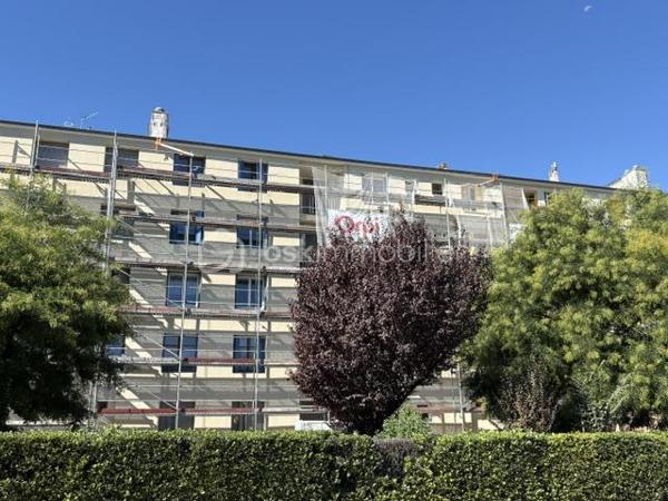 Appartement T3 (55 m²) en très bon état (2 chambres) dans la résidence la Colette en pleine rénovation (isolation façade par l'extérieur, peinture , volet , VMC, porte d'entrée sécurisé, cage d'escalier refaite, tous ces travaux sont déjà financer par le vendeur. Ce quartier réhabiliter a un nouveau souffle.
A deux pas du centre ville a pied et proches des commerces (boulangerie, pharmacie, tabac, bar et parc de Drouille, écoles).
Une cave viens compléter ce bien.
Barriere de sécurité a l'entrée.
Faciliter pour ce garer.
Très peu de charge 140 par trimestre 
Premier achat ou locatif.
Petit budget. A saisir.