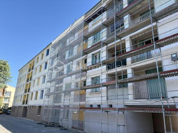Appartement T3 (55 m²) en très bon état (2 chambres) dans la résidence la Colette en pleine rénovation (isolation façade par l'extérieur, peinture , volet , VMC, porte d'entrée sécurisé, cage d'escalier refaite, tous ces travaux sont déjà financer par le vendeur. Ce quartier réhabiliter a un nouveau souffle.
A deux pas du centre ville a pied et proches des commerces (boulangerie, pharmacie, tabac, bar et parc de Drouille, écoles).
Une cave viens compléter ce bien.
Barriere de sécurité a l'entrée.
Faciliter pour ce garer.
Très peu de charge 140 par trimestre 
Premier achat ou locatif.
Petit budget. A saisir.
