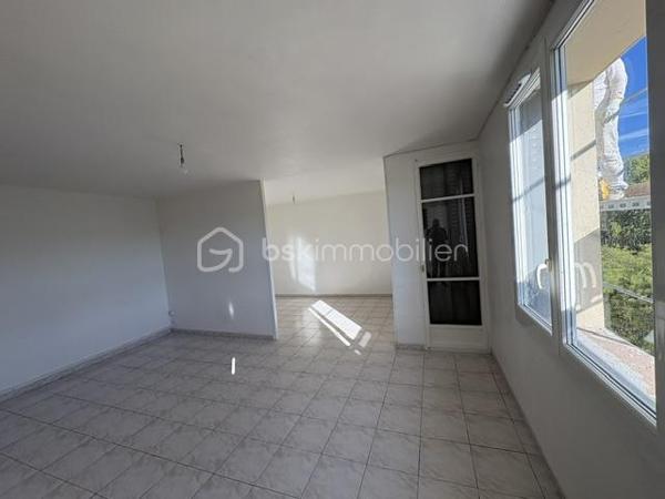 Appartement T3 (55 m²) en très bon état (2 chambres) dans la résidence la Colette en pleine rénovation (isolation façade par l'extérieur, peinture , volet , VMC, porte d'entrée sécurisé, cage d'escalier refaite, tous ces travaux sont déjà financer par le vendeur. Ce quartier réhabiliter a un nouveau souffle.
A deux pas du centre ville a pied et proches des commerces (boulangerie, pharmacie, tabac, bar et parc de Drouille, écoles).
Une cave viens compléter ce bien.
Barriere de sécurité a l'entrée.
Faciliter pour ce garer.
Très peu de charge 140 par trimestre 
Premier achat ou locatif.
Petit budget. A saisir.