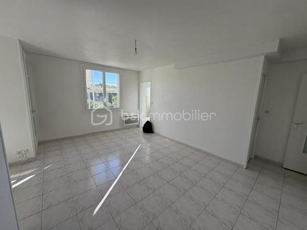 Appartement T3 (55 m²) en très bon état (2 chambres) dans la résidence la Colette en pleine rénovation (isolation façade par l'extérieur, peinture , volet , VMC, porte d'entrée sécurisé, cage d'escalier refaite, tous ces travaux sont déjà financer par le vendeur. Ce quartier réhabiliter a un nouveau souffle.
A deux pas du centre ville a pied et proches des commerces (boulangerie, pharmacie, tabac, bar et parc de Drouille, écoles).
Une cave viens compléter ce bien.
Barriere de sécurité a l'entrée.
Faciliter pour ce garer.
Très peu de charge 140 par trimestre 
Premier achat ou locatif.
Petit budget. A saisir.
