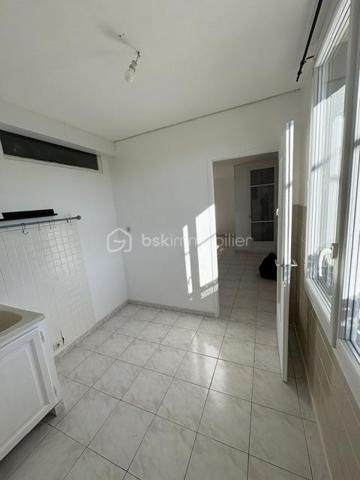 Appartement T3 (55 m²) en très bon état (2 chambres) dans la résidence la Colette en pleine rénovation (isolation façade par l'extérieur, peinture , volet , VMC, porte d'entrée sécurisé, cage d'escalier refaite, tous ces travaux sont déjà financer par le vendeur. Ce quartier réhabiliter a un nouveau souffle.
A deux pas du centre ville a pied et proches des commerces (boulangerie, pharmacie, tabac, bar et parc de Drouille, écoles).
Une cave viens compléter ce bien.
Barriere de sécurité a l'entrée.
Faciliter pour ce garer.
Très peu de charge 140 par trimestre 
Premier achat ou locatif.
Petit budget. A saisir.