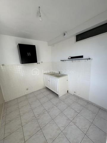 Appartement T3 (55 m²) en très bon état (2 chambres) dans la résidence la Colette en pleine rénovation (isolation façade par l'extérieur, peinture , volet , VMC, porte d'entrée sécurisé, cage d'escalier refaite, tous ces travaux sont déjà financer par le vendeur. Ce quartier réhabiliter a un nouveau souffle.
A deux pas du centre ville a pied et proches des commerces (boulangerie, pharmacie, tabac, bar et parc de Drouille, écoles).
Une cave viens compléter ce bien.
Barriere de sécurité a l'entrée.
Faciliter pour ce garer.
Très peu de charge 140 par trimestre 
Premier achat ou locatif.
Petit budget. A saisir.
