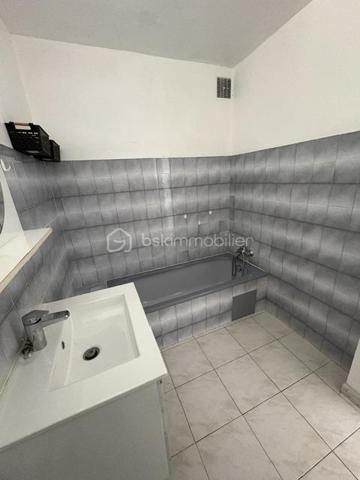 Appartement T3 (55 m²) en très bon état (2 chambres) dans la résidence la Colette en pleine rénovation (isolation façade par l'extérieur, peinture , volet , VMC, porte d'entrée sécurisé, cage d'escalier refaite, tous ces travaux sont déjà financer par le vendeur. Ce quartier réhabiliter a un nouveau souffle.
A deux pas du centre ville a pied et proches des commerces (boulangerie, pharmacie, tabac, bar et parc de Drouille, écoles).
Une cave viens compléter ce bien.
Barriere de sécurité a l'entrée.
Faciliter pour ce garer.
Très peu de charge 140 par trimestre 
Premier achat ou locatif.
Petit budget. A saisir.