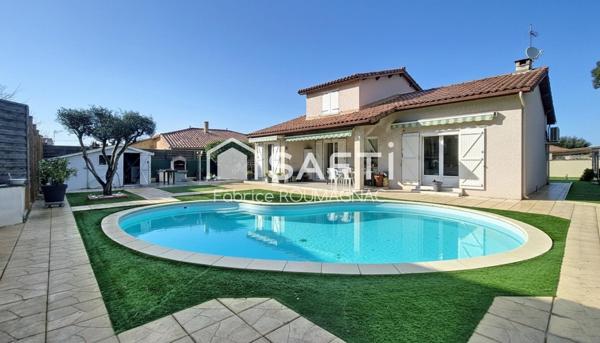 Maison de 118 m² avec piscine quatre faces et quatre chambres sur une parcelle de 556 m²