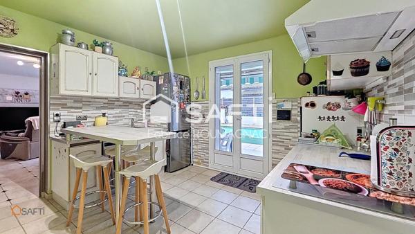 Maison de 118 m² avec piscine quatre faces et quatre chambres sur une parcelle de 556 m²