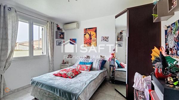 Maison de 118 m² avec piscine quatre faces et quatre chambres sur une parcelle de 556 m²