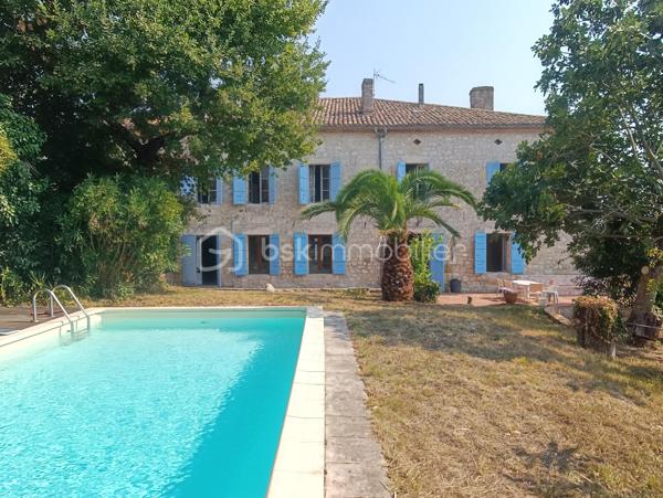 Au cœur de Saint-Clar, village emblématique de la Lomagne gersoise, cette maison bourgeoise bénéficie d'une situation privilégiée, à quelques pas du centre et de son célèbre marché du jeudi, dans un environnement vivant et convivial.

Derrière sa façade, la maison conserve de nombreux éléments anciens qui lui donnent son caractère : Cheminées anciennes, boiseries, vitraux, escaliers et planchers en bois ...  des grands couloirs, spacieux et traversants, desservent les différentes pièces tout en laissant circuler naturellement la lumière.

Le rez-de-chaussée s'articule autour de trois salons de réception, dont un élégant salon de billard habillé de magnifiques boiseries et agrémenté d'une cheminée. Les espaces de réception bénéficient d'une belle ouverture sur l'extérieur, avec un accès direct aux terrasses et au jardin, créant une agréable continuité entre la maison et ses espaces extérieurs. La propriété s'ouvre sur de magnifiques vues dégagées sur les vallons gersois.

Ce niveau comprend également une chambre avec point d'eau, ainsi qu'une cuisine au caractère rustique, prolongée par une arrière-cuisine fonctionnelle et une grande réserve, offrant de précieux espaces de rangement et de service.

À l'étage, cinq chambres spacieuses et lumineuses, chacune avec sa salle d'eau, offrent une organisation particulièrement intéressante pour une grande famille ou un projet d'accueil.

Les combles, aujourd'hui non aménagés, constituent un potentiel supplémentaire considérable et pourraient permettre de créer encore une importante surface habitable, sous réserve des autorisations et travaux nécessaires.

Des travaux de rénovation sont à prévoir afin d'adapter la maison aux standards actuels de confort, de performance et de qualité de vie. Ils permettront surtout de révéler tout le potentiel de cette demeure tout en préservant son caractère et ses volumes.

Grâce à sa distribution et à ses nombreux espaces, cette maison se prête à plusieurs projets : grande résidence familiale, maison d'hôtes ...

Saint-Clar permet de rejoindre Lectoure en une vingtaine de minutes, Auvillar en environ 25 minutes, et l'accès à l'A62 en moins d'une demi-heure. La gare TGV d'Agen est accessible en environ 45 minutes.

Une maison de caractère aux volumes rares, avec jardin, piscine, garage (3 voitures max), des vues ouvertes sur la campagne gersoise et un potentiel exceptionnel à révéler.