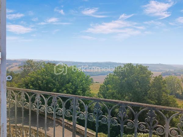 Au cœur de Saint-Clar, village emblématique de la Lomagne gersoise, cette maison bourgeoise bénéficie d'une situation privilégiée, à quelques pas du centre et de son célèbre marché du jeudi, dans un environnement vivant et convivial.

Derrière sa façade, la maison conserve de nombreux éléments anciens qui lui donnent son caractère : Cheminées anciennes, boiseries, vitraux, escaliers et planchers en bois ...  des grands couloirs, spacieux et traversants, desservent les différentes pièces tout en laissant circuler naturellement la lumière.

Le rez-de-chaussée s'articule autour de trois salons de réception, dont un élégant salon de billard habillé de magnifiques boiseries et agrémenté d'une cheminée. Les espaces de réception bénéficient d'une belle ouverture sur l'extérieur, avec un accès direct aux terrasses et au jardin, créant une agréable continuité entre la maison et ses espaces extérieurs. La propriété s'ouvre sur de magnifiques vues dégagées sur les vallons gersois.

Ce niveau comprend également une chambre avec point d'eau, ainsi qu'une cuisine au caractère rustique, prolongée par une arrière-cuisine fonctionnelle et une grande réserve, offrant de précieux espaces de rangement et de service.

À l'étage, cinq chambres spacieuses et lumineuses, chacune avec sa salle d'eau, offrent une organisation particulièrement intéressante pour une grande famille ou un projet d'accueil.

Les combles, aujourd'hui non aménagés, constituent un potentiel supplémentaire considérable et pourraient permettre de créer encore une importante surface habitable, sous réserve des autorisations et travaux nécessaires.

Des travaux de rénovation sont à prévoir afin d'adapter la maison aux standards actuels de confort, de performance et de qualité de vie. Ils permettront surtout de révéler tout le potentiel de cette demeure tout en préservant son caractère et ses volumes.

Grâce à sa distribution et à ses nombreux espaces, cette maison se prête à plusieurs projets : grande résidence familiale, maison d'hôtes ...

Saint-Clar permet de rejoindre Lectoure en une vingtaine de minutes, Auvillar en environ 25 minutes, et l'accès à l'A62 en moins d'une demi-heure. La gare TGV d'Agen est accessible en environ 45 minutes.

Une maison de caractère aux volumes rares, avec jardin, piscine, garage (3 voitures max), des vues ouvertes sur la campagne gersoise et un potentiel exceptionnel à révéler.