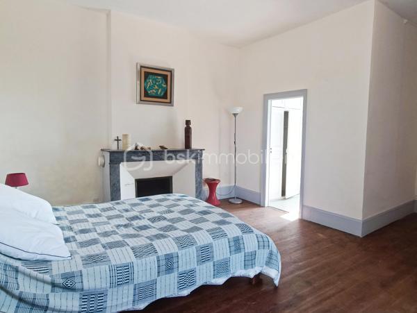 Au cœur de Saint-Clar, village emblématique de la Lomagne gersoise, cette maison bourgeoise bénéficie d'une situation privilégiée, à quelques pas du centre et de son célèbre marché du jeudi, dans un environnement vivant et convivial.

Derrière sa façade, la maison conserve de nombreux éléments anciens qui lui donnent son caractère : Cheminées anciennes, boiseries, vitraux, escaliers et planchers en bois ...  des grands couloirs, spacieux et traversants, desservent les différentes pièces tout en laissant circuler naturellement la lumière.

Le rez-de-chaussée s'articule autour de trois salons de réception, dont un élégant salon de billard habillé de magnifiques boiseries et agrémenté d'une cheminée. Les espaces de réception bénéficient d'une belle ouverture sur l'extérieur, avec un accès direct aux terrasses et au jardin, créant une agréable continuité entre la maison et ses espaces extérieurs. La propriété s'ouvre sur de magnifiques vues dégagées sur les vallons gersois.

Ce niveau comprend également une chambre avec point d'eau, ainsi qu'une cuisine au caractère rustique, prolongée par une arrière-cuisine fonctionnelle et une grande réserve, offrant de précieux espaces de rangement et de service.

À l'étage, cinq chambres spacieuses et lumineuses, chacune avec sa salle d'eau, offrent une organisation particulièrement intéressante pour une grande famille ou un projet d'accueil.

Les combles, aujourd'hui non aménagés, constituent un potentiel supplémentaire considérable et pourraient permettre de créer encore une importante surface habitable, sous réserve des autorisations et travaux nécessaires.

Des travaux de rénovation sont à prévoir afin d'adapter la maison aux standards actuels de confort, de performance et de qualité de vie. Ils permettront surtout de révéler tout le potentiel de cette demeure tout en préservant son caractère et ses volumes.

Grâce à sa distribution et à ses nombreux espaces, cette maison se prête à plusieurs projets : grande résidence familiale, maison d'hôtes ...

Saint-Clar permet de rejoindre Lectoure en une vingtaine de minutes, Auvillar en environ 25 minutes, et l'accès à l'A62 en moins d'une demi-heure. La gare TGV d'Agen est accessible en environ 45 minutes.

Une maison de caractère aux volumes rares, avec jardin, piscine, garage (3 voitures max), des vues ouvertes sur la campagne gersoise et un potentiel exceptionnel à révéler.