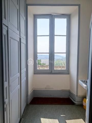 Au cœur de Saint-Clar, village emblématique de la Lomagne gersoise, cette maison bourgeoise bénéficie d'une situation privilégiée, à quelques pas du centre et de son célèbre marché du jeudi, dans un environnement vivant et convivial.

Derrière sa façade, la maison conserve de nombreux éléments anciens qui lui donnent son caractère : Cheminées anciennes, boiseries, vitraux, escaliers et planchers en bois ...  des grands couloirs, spacieux et traversants, desservent les différentes pièces tout en laissant circuler naturellement la lumière.

Le rez-de-chaussée s'articule autour de trois salons de réception, dont un élégant salon de billard habillé de magnifiques boiseries et agrémenté d'une cheminée. Les espaces de réception bénéficient d'une belle ouverture sur l'extérieur, avec un accès direct aux terrasses et au jardin, créant une agréable continuité entre la maison et ses espaces extérieurs. La propriété s'ouvre sur de magnifiques vues dégagées sur les vallons gersois.

Ce niveau comprend également une chambre avec point d'eau, ainsi qu'une cuisine au caractère rustique, prolongée par une arrière-cuisine fonctionnelle et une grande réserve, offrant de précieux espaces de rangement et de service.

À l'étage, cinq chambres spacieuses et lumineuses, chacune avec sa salle d'eau, offrent une organisation particulièrement intéressante pour une grande famille ou un projet d'accueil.

Les combles, aujourd'hui non aménagés, constituent un potentiel supplémentaire considérable et pourraient permettre de créer encore une importante surface habitable, sous réserve des autorisations et travaux nécessaires.

Des travaux de rénovation sont à prévoir afin d'adapter la maison aux standards actuels de confort, de performance et de qualité de vie. Ils permettront surtout de révéler tout le potentiel de cette demeure tout en préservant son caractère et ses volumes.

Grâce à sa distribution et à ses nombreux espaces, cette maison se prête à plusieurs projets : grande résidence familiale, maison d'hôtes ...

Saint-Clar permet de rejoindre Lectoure en une vingtaine de minutes, Auvillar en environ 25 minutes, et l'accès à l'A62 en moins d'une demi-heure. La gare TGV d'Agen est accessible en environ 45 minutes.

Une maison de caractère aux volumes rares, avec jardin, piscine, garage (3 voitures max), des vues ouvertes sur la campagne gersoise et un potentiel exceptionnel à révéler.