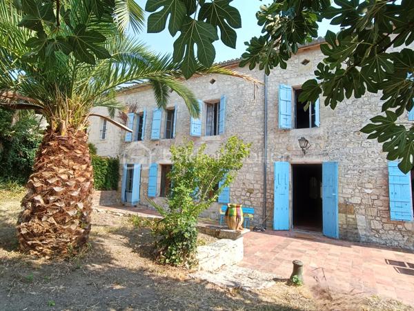 Au cœur de Saint-Clar, village emblématique de la Lomagne gersoise, cette maison bourgeoise bénéficie d'une situation privilégiée, à quelques pas du centre et de son célèbre marché du jeudi, dans un environnement vivant et convivial.

Derrière sa façade, la maison conserve de nombreux éléments anciens qui lui donnent son caractère : Cheminées anciennes, boiseries, vitraux, escaliers et planchers en bois ...  des grands couloirs, spacieux et traversants, desservent les différentes pièces tout en laissant circuler naturellement la lumière.

Le rez-de-chaussée s'articule autour de trois salons de réception, dont un élégant salon de billard habillé de magnifiques boiseries et agrémenté d'une cheminée. Les espaces de réception bénéficient d'une belle ouverture sur l'extérieur, avec un accès direct aux terrasses et au jardin, créant une agréable continuité entre la maison et ses espaces extérieurs. La propriété s'ouvre sur de magnifiques vues dégagées sur les vallons gersois.

Ce niveau comprend également une chambre avec point d'eau, ainsi qu'une cuisine au caractère rustique, prolongée par une arrière-cuisine fonctionnelle et une grande réserve, offrant de précieux espaces de rangement et de service.

À l'étage, cinq chambres spacieuses et lumineuses, chacune avec sa salle d'eau, offrent une organisation particulièrement intéressante pour une grande famille ou un projet d'accueil.

Les combles, aujourd'hui non aménagés, constituent un potentiel supplémentaire considérable et pourraient permettre de créer encore une importante surface habitable, sous réserve des autorisations et travaux nécessaires.

Des travaux de rénovation sont à prévoir afin d'adapter la maison aux standards actuels de confort, de performance et de qualité de vie. Ils permettront surtout de révéler tout le potentiel de cette demeure tout en préservant son caractère et ses volumes.

Grâce à sa distribution et à ses nombreux espaces, cette maison se prête à plusieurs projets : grande résidence familiale, maison d'hôtes ...

Saint-Clar permet de rejoindre Lectoure en une vingtaine de minutes, Auvillar en environ 25 minutes, et l'accès à l'A62 en moins d'une demi-heure. La gare TGV d'Agen est accessible en environ 45 minutes.

Une maison de caractère aux volumes rares, avec jardin, piscine, garage (3 voitures max), des vues ouvertes sur la campagne gersoise et un potentiel exceptionnel à révéler.